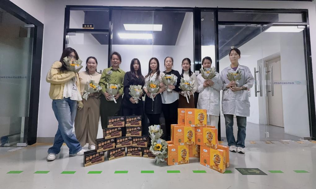 花香伴書香  巾幗綻芳華